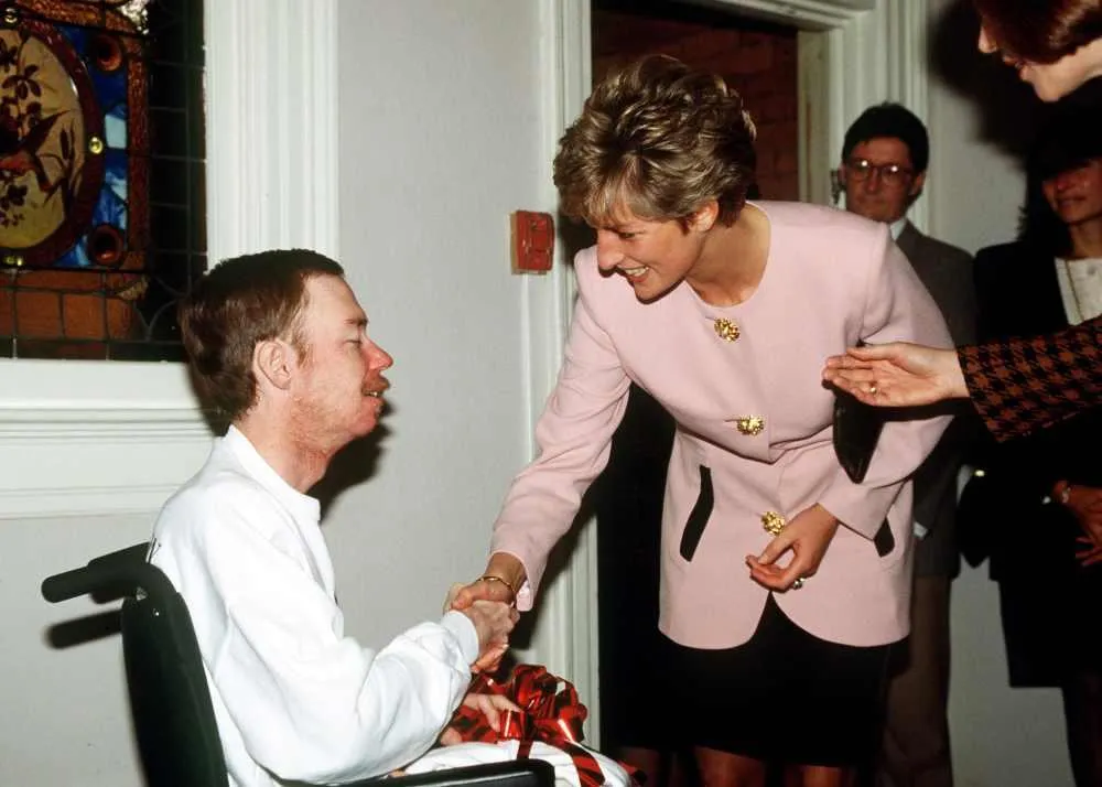 princess diana shaking hands with AIDs patients