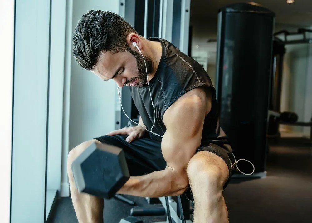 A men lifting weight