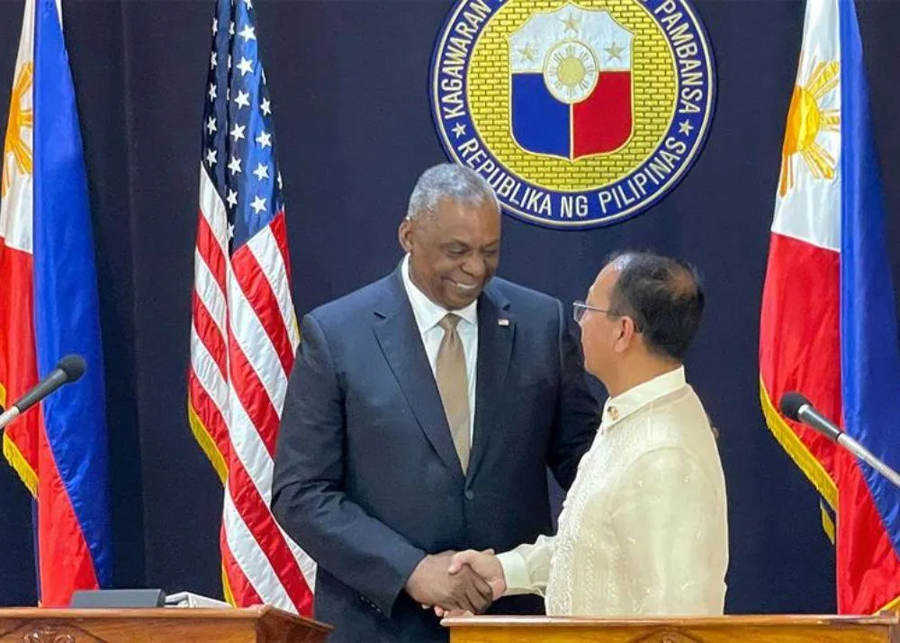 US Defense Secretary Lloyd Austin with Philippines defense secretary Cartilo Galvez Jr.