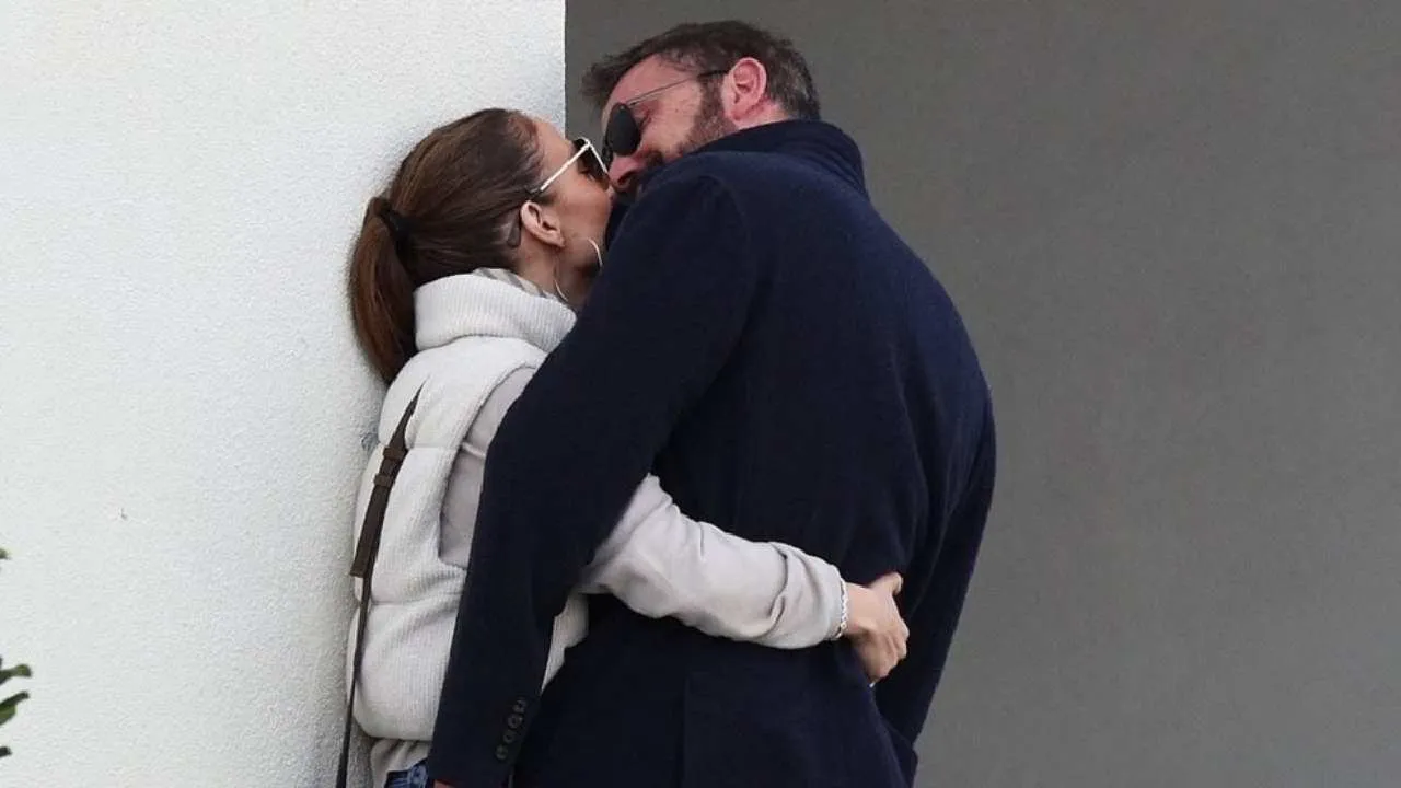 Jennifer Lopez And Ben Affleck Lip-Lock
