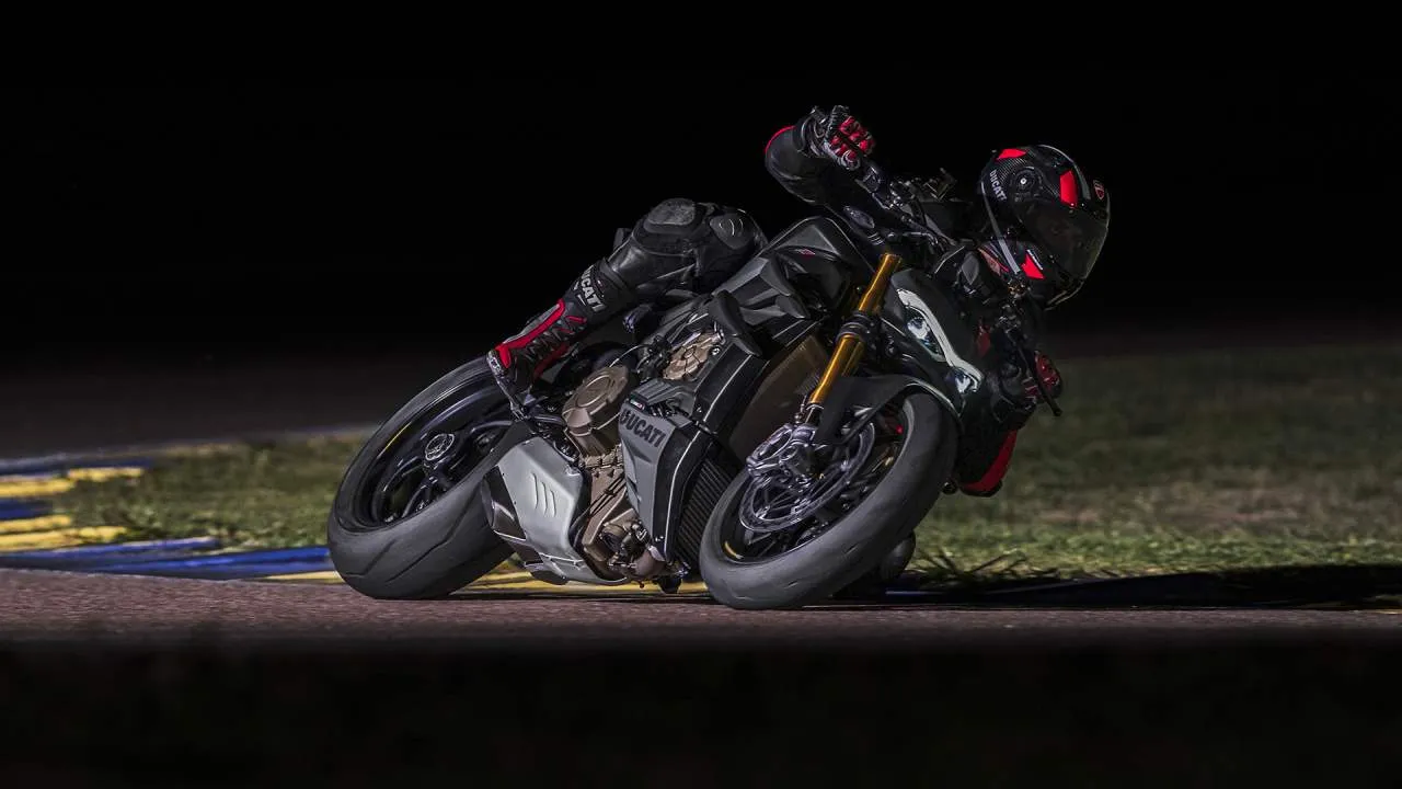 Ducati Streetfighter V4 and V4S 