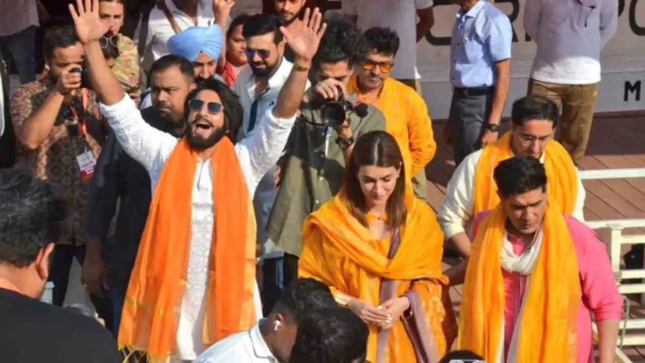 Ranveer Singh and Kriti Sanon brighten up Kashi 