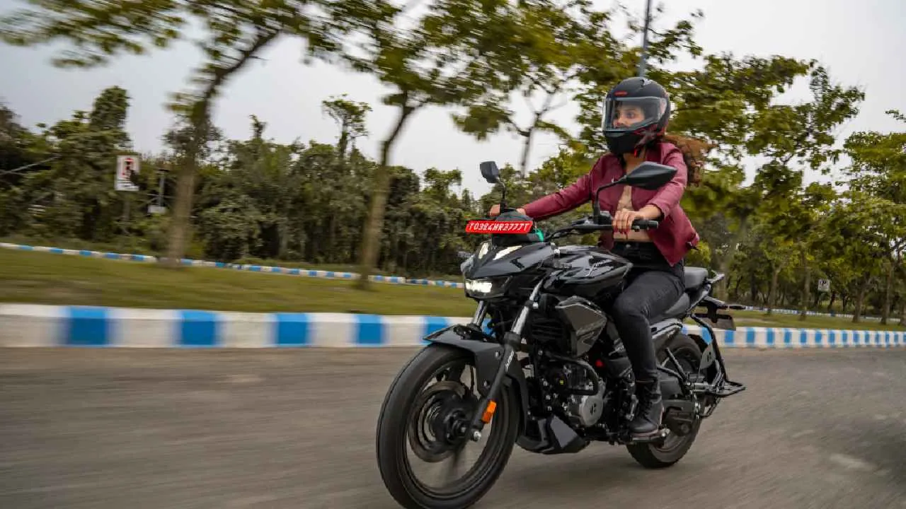 The Hero Xtreme 125R is a very good bike. According to our riding experience, we can say that this bike performs well on tight turns and narrow roads
