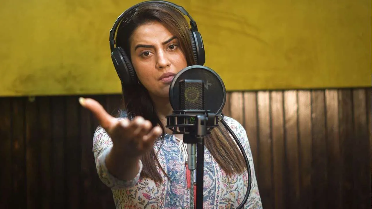 Akshara Singh new song Kab Tak Chup Rahenge