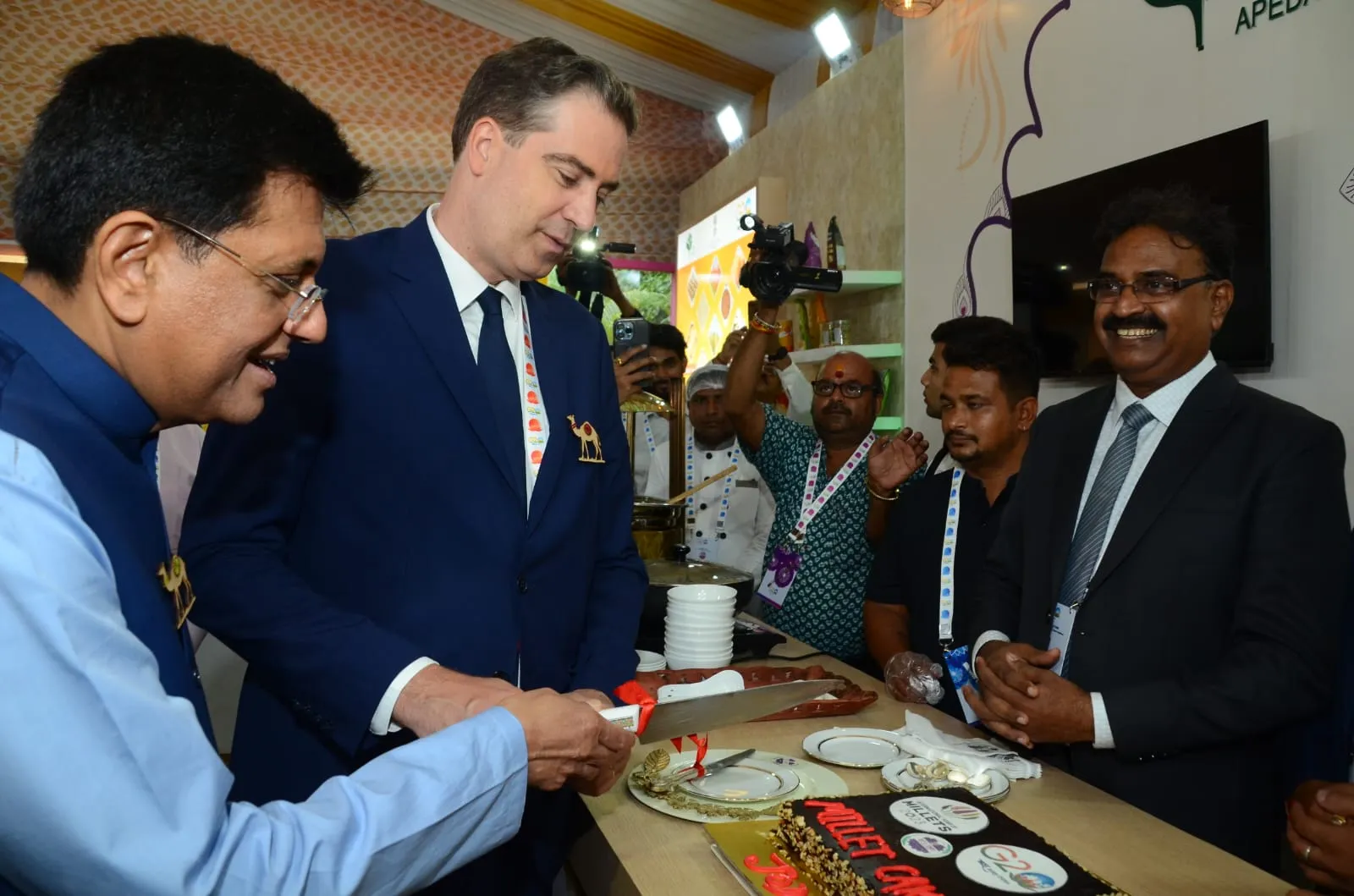 Minister Piyush Goyal Slicing RD'z bakery Cake