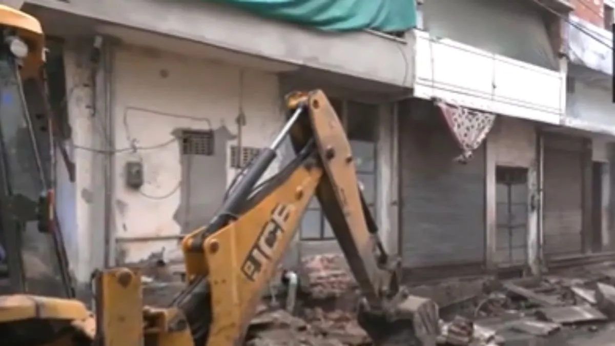 Jaipur Chomu Bulldozer Action Mosque Railing Controversy | चौमूं में चला  बुलडोजर, कुछ दिन पहले मस्जिद के बाहर रेलिंग को लेकर हुआ था बवाल | Jansatta