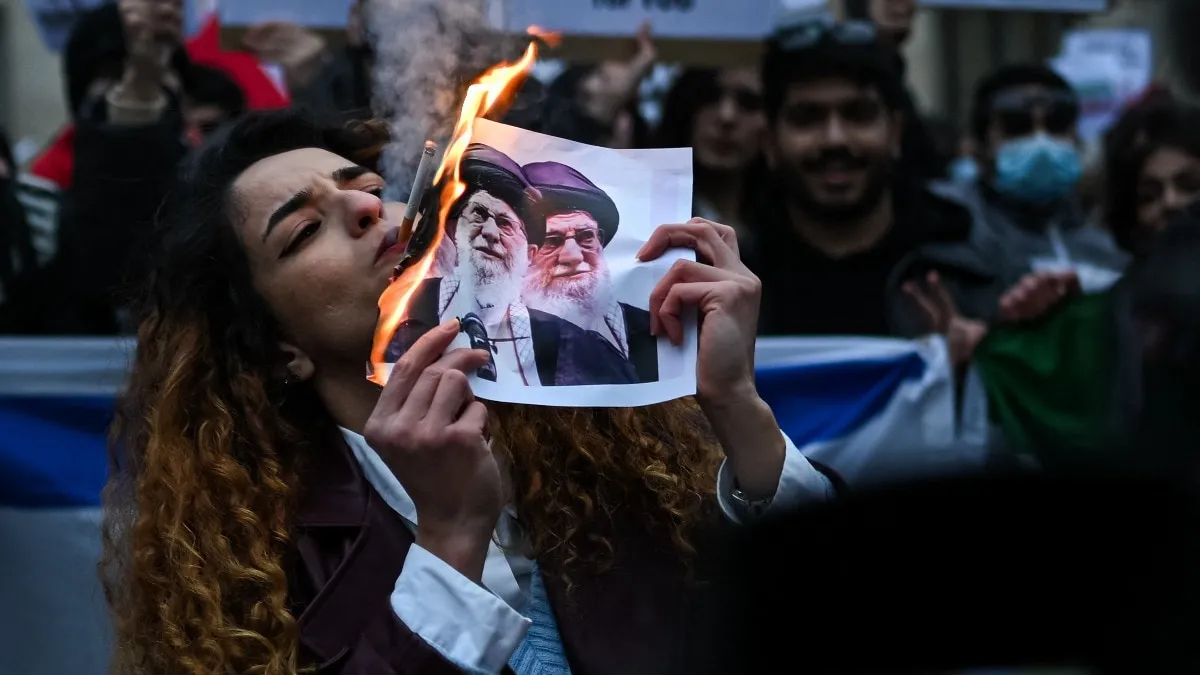 Iran Protest LIVE: ईरानी प्रदर्शनकारियों के लिए कौन सी मदद भेज रहे ट्रंप?  सवाल पर बोले- खुद पता चल जाएगा - Iran protests 2026 latest updates Donald  trump NTC vhrw - AajTak