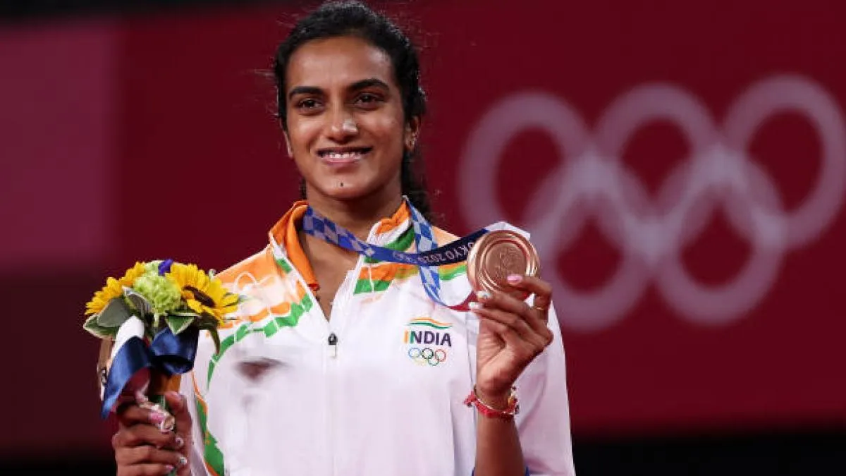 PV Sindhu: आठ साल की उम्र में थाम लिया था रैकेट, अब ओलंपिक में भारत के लिए रचा  इतिहास - pv sindhu tokyo olympics bronze medal career award ntc - AajTak