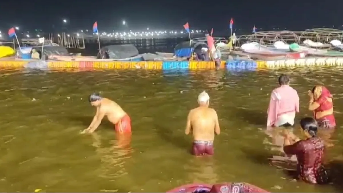 मौनी अमावस्या पर प्रयागराज में उमड़ी श्रद्धालुओं की भीड़, संगम में लोगों ने  लगाई आस्था की डुबकी - Crowd of devotees gathered in Prayagraj on Mauni  Amavasya people took a dip of