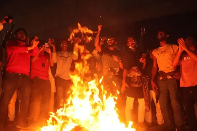 बांग्लादेश: शरीफ़ उस्मान हादी कौन थे, जिनकी मौत के बाद वहाँ भड़की हिंसा -  BBC News हिंदी