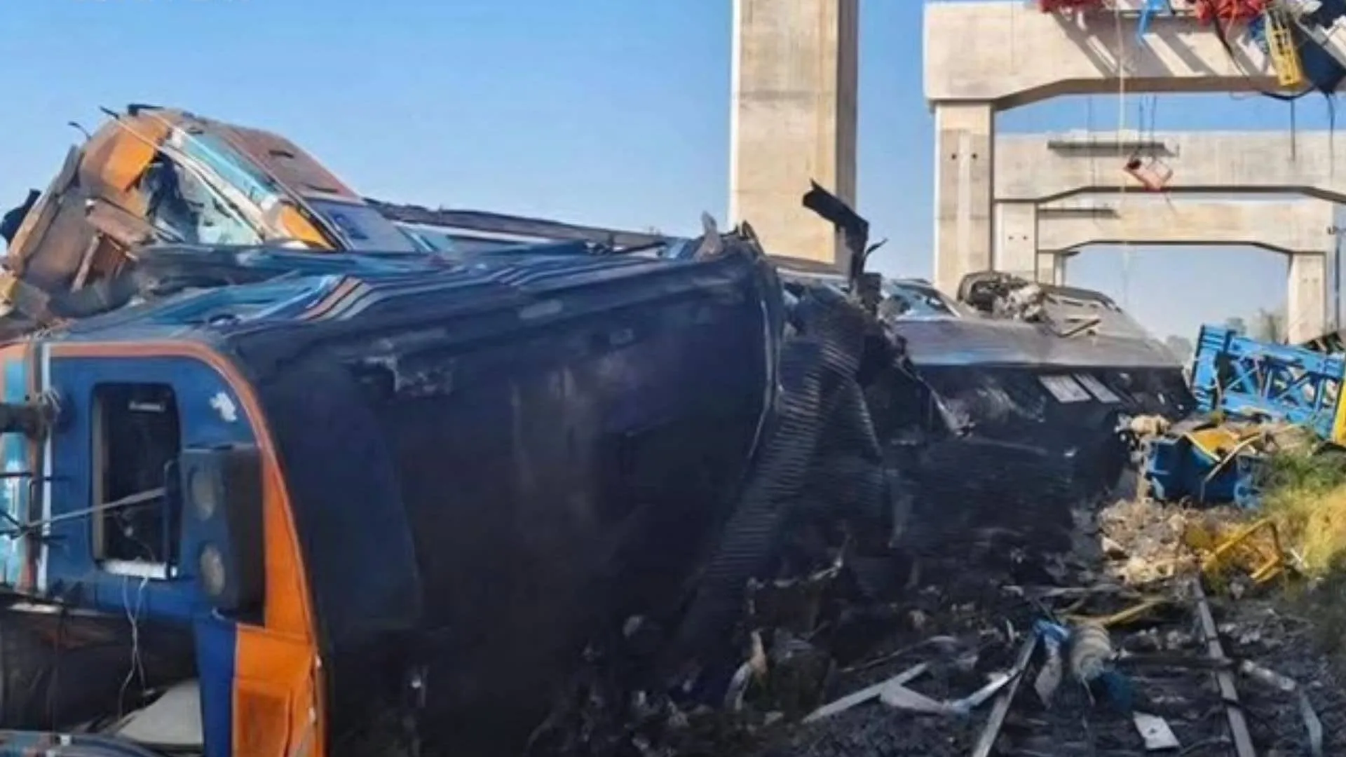 Thailand Train Accident: थाईलैंड में हुआ भीषण रेल हादसा, ट्रेन पर गिरी  विशालकाय क्रेन; 22 की मौत | Republic Bharat