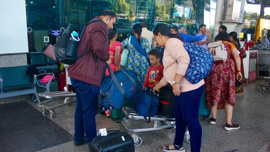 Indore News:इंडिगो की 18 फ्लाइट कैंसिल, एयरपोर्ट पर यात्री परेशान, देखिए  ताजा अपडेट - Indore News Indigo Flight Cancellations Lead To Skyrocketing  Domestic Fares Compared To International Routes ...