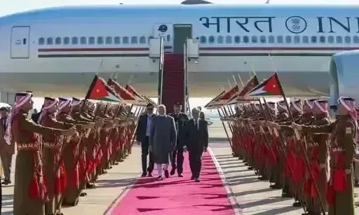 जॉर्डन में एयरपोर्ट पर PM जाफर ने किया PM मोदी का स्वागत, किंग अब्दुल्ला से होगी  अहम बातचीत | PM Modi Jordan Visit after-7-years