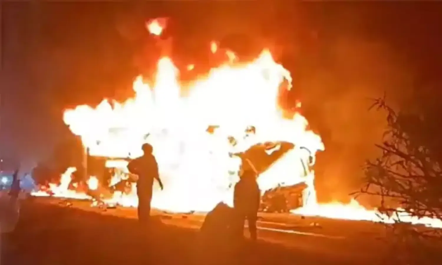 कर्नाटक बस हादसा: बेंगलुरु-गोकर्णा स्लीपर बस में लगी भीषण आग, 13 लोगों की  दर्दनाक मौत, 20 से अधिक घायल | karnataka-hiriyur-bus -accident-bengaluru-gokarna-fire | Hari Bhoomi