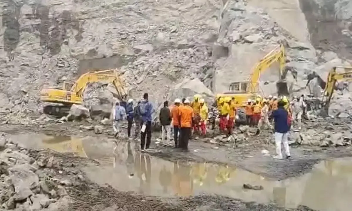 ढेंकनाल की पत्थर खदान में बड़ा हादसा: ड्रिलिंग के दौरान पहाड़ टूटा |  Dhenkanal Quarry Accident: Odisha Illegal Mining Tragedy
