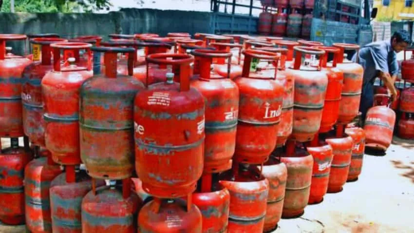 LPG Gas Cylinder Price: 1 दिसंबर की सुबह-सुबह मिली बड़ी खुशखबरी, सस्ता हुआ  LPG गैस सिलेंडर, चेक करें नया रेट| Zee Business Hindi