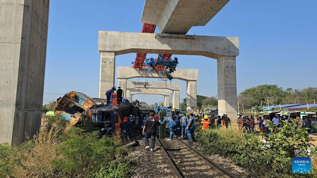 Train Accident: चलती ट्रेन पर गिरी क्रेन, डिब्बे पलटे और लग गई आग, पल भर  में मची तबाही, 22 की मौत - CNBC Awaaz