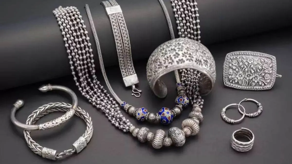 Silver Price: रुकने का नाम नहीं ले रही चांदी, सबसे उच्च स्तर पर पहुंची  कीमत, आगे कितना जाएगा भाव? - Silver Prices Soar Key Factors and City Wise  Rates