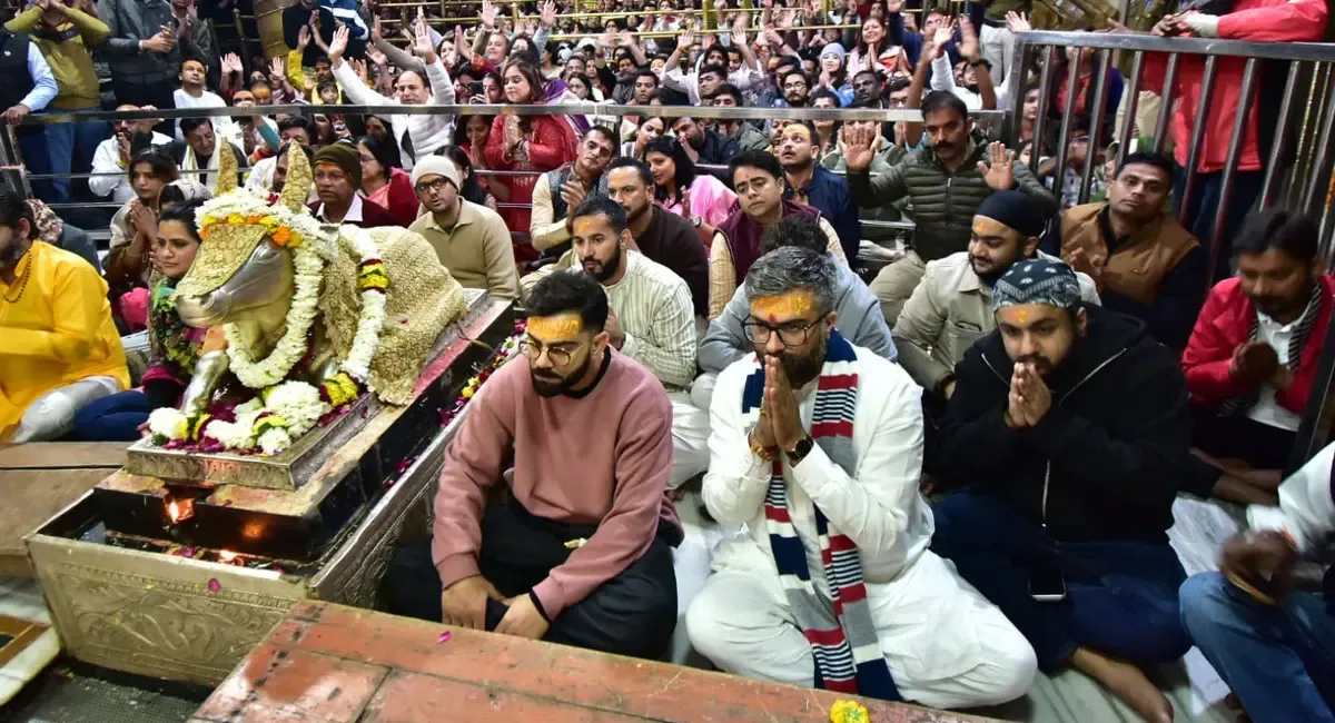 बाबा महाकाल की शरण में कोहली-कुलदीप : माथे पर तिलक लगाकर किए दर्शन, भस्म  आरती में हुए शामिल - People's Update