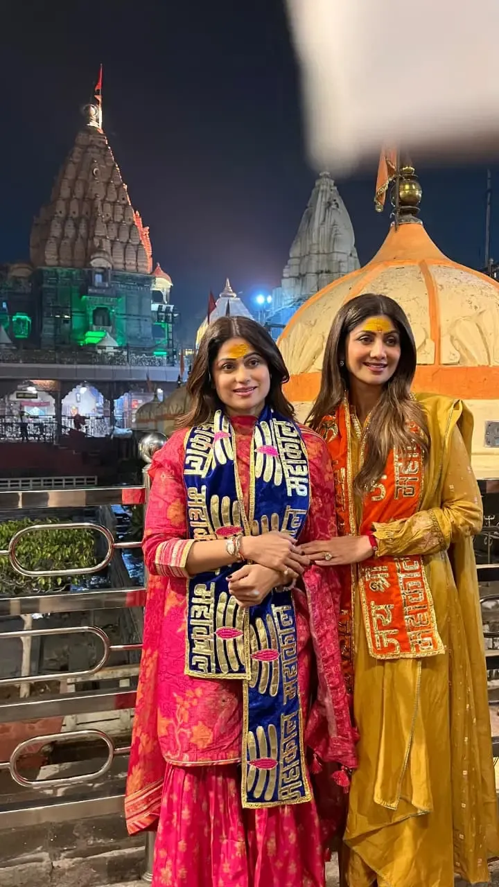 Mahakal Darshan : फिल्म एक्ट्रेस शिल्पा शेट्टी और शमिता शेट्टी ने किए बाबा  महाकाल के दर्शन - People's Update
