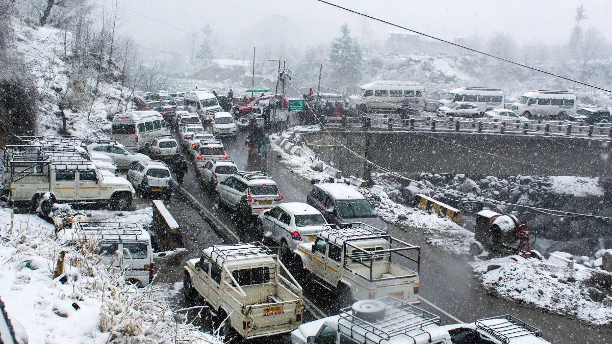 Manali Solang valley heavy snowfall: 10,000 tourists rescued, cars ...