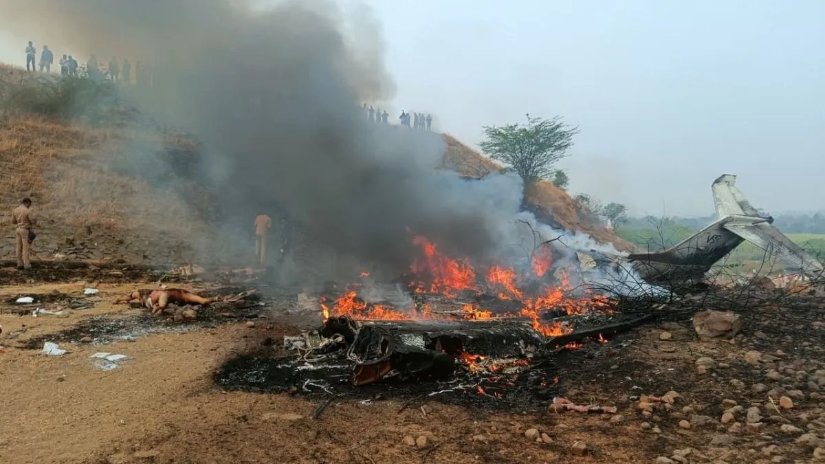 महाराष्ट्र के डिप्टी CM अजित पवार का प्लेन क्रैश में निधन: धूं-धूं कर जल  उठा विमान, घटनास्थल की पहली तस्वीर सामने आई - Ajit Pawar plane crash First  visuals from ...