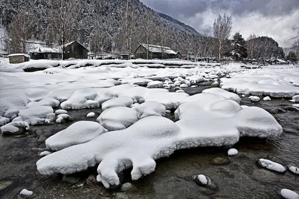 कम तापमान के चलते ठिठुर रहा है श्रीनगर, जमने लगा है पानी - svere cold in  kashrmi-mobile