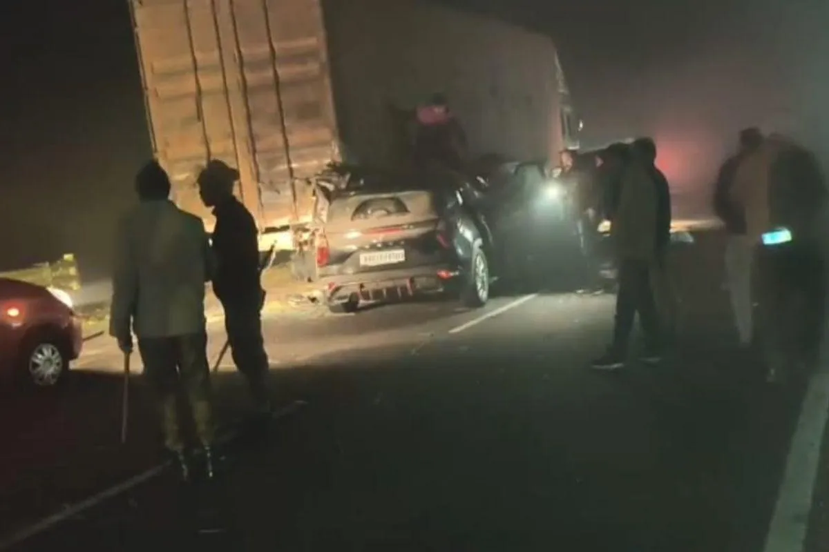 पटना में भीषण हादसा: घने कोहरे के चलते कंटेनर से टकराईं गाड़ियां, पिता-बेटी  की दर्दनात मौत...धड़ से अलग हुए सिर - vehicles collide with a container  truck in patna ...