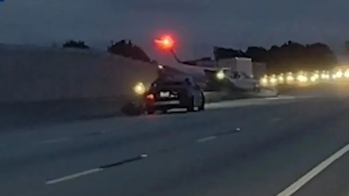 हाईवे पर इमरजेंसी लैंडिंग कर रहा था पायलट, उसी दौरान तेज रफ्तार कार से  टकराया प्लेन, हादसे का वीडियो वायरल - plane collided with a car during an emergency  landing on the