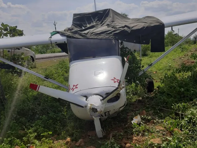 Sagar Plane Crash: सागर की ढाना हवाई पट्टी के पास ट्रेनी विमान  दुर्घटनाग्रस्त, पायलट सुरक्षित - Sagar Plane Crash: Trainee of Chimes  Aviation suffers a plane crash pilot safe Dhana incident