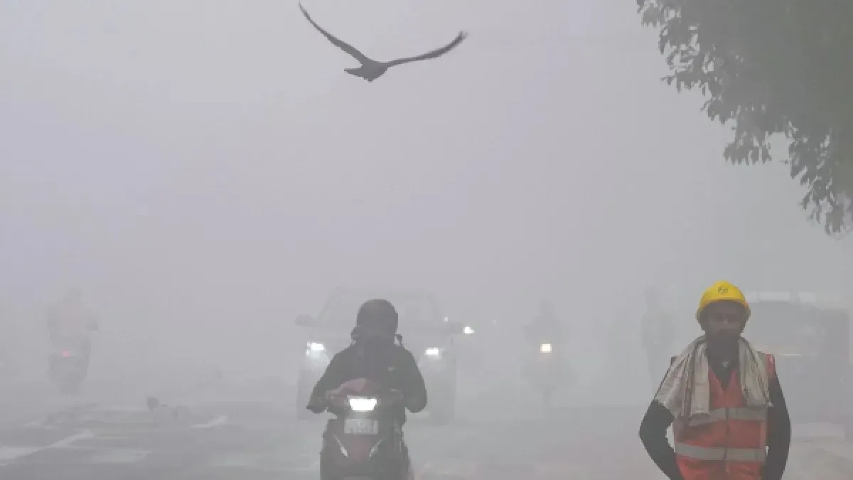 कश्मीर में सीजन की पहली बर्फबारी, दिल्ली-यूपी में कोहरा और शीतलहर से जनजीवन  प्रभावित; उड़ानें रद, ट्रेनें लेट