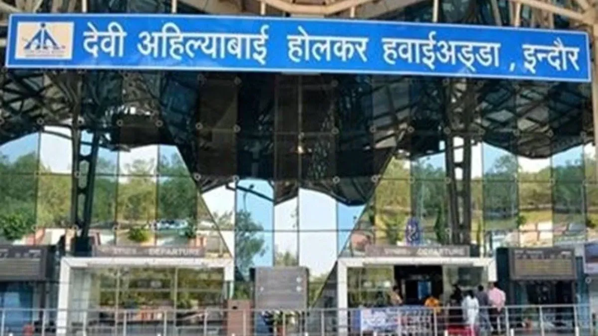 इंदौर में विमान खराब, बिना सूचना के कैंसिल हुई जबलपुर उड़ान, यात्रियों ने  किया जमकर हंगामा