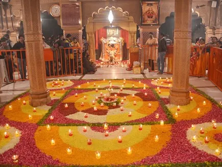 Ranjit Hanuman Temple: 21 हजार दीपकों की रोशनी से जगमगाया मंदिर - Lamp  light decoration in Ranjit Hanuman Temple
