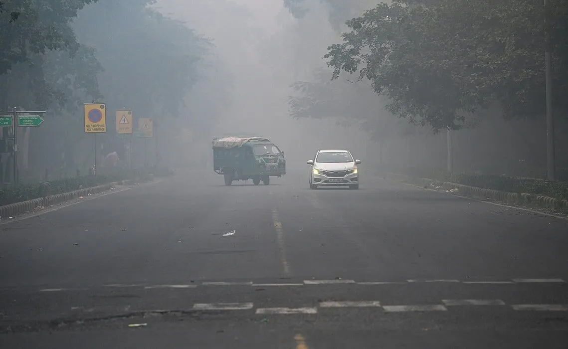 बड़ी खबर LIVE: दिल्ली की जहरीली हवा से नहीं मिल रही राहत, AQI 400 के पार