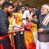 pm modi celebrating pongal with south people feeding cows in his house see  latest images: लाड़-प्यार दिखाया फिर की गाय की पूजा... पोंगल त्योहार पर  पीएम मोदी का दिखा अलग अंदाज ...