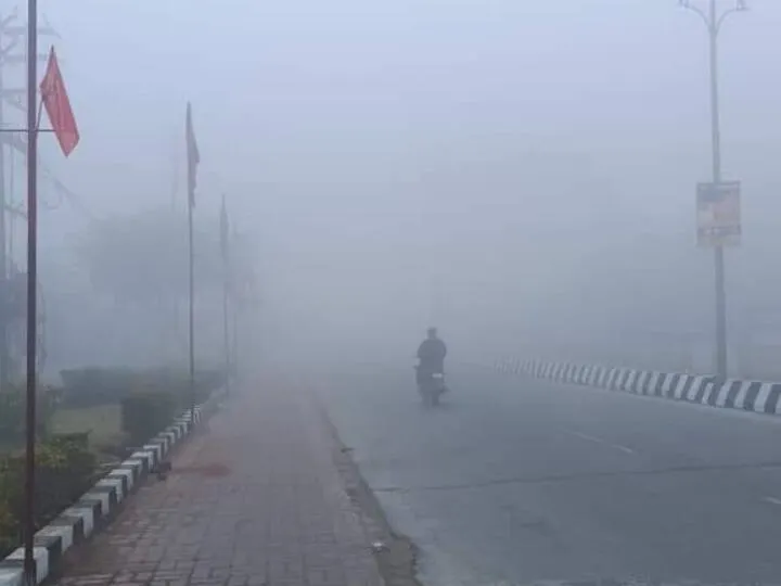 Madhya Pradesh Weather Update Cold returned again due to heavy rains Bhopal  covered with fog ANN | MP Weather Update: तेज बारिश से फिर वापस लौट आई ठंड,  भोपाल ने ओढ़ी कोहरे की चादर, जानें आज कैसा रहेगा मौसम