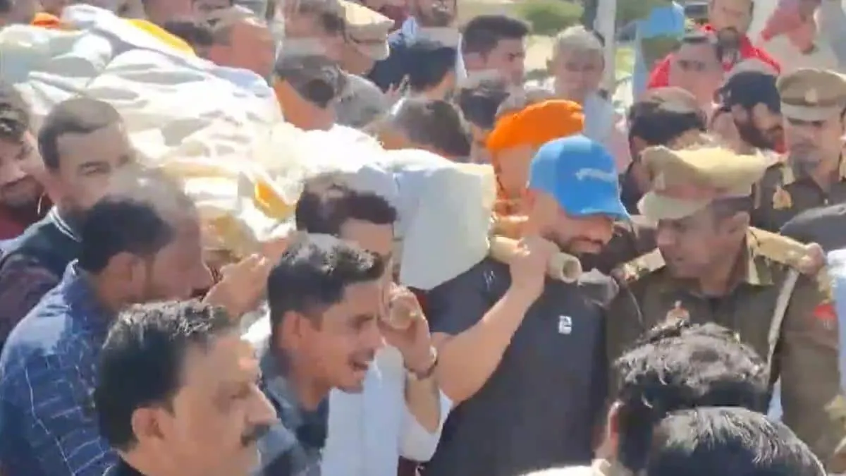 Rinku Singh Father Death: रिंकू सिंह ने पिता को दी अंतिम विदाई, अर्थी को  कंधा देकर किया आखिरी नमन, बड़े भाई ने दी मुखाग्नि | rinku singh father last  rites gave shoulder