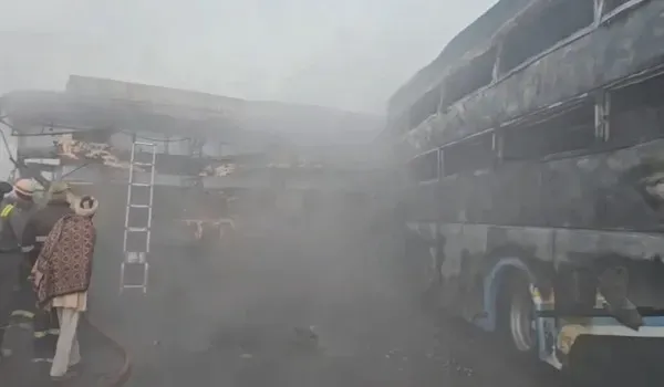 मथुरा यमुना एक्सप्रेस वे पर भीषण हादसा , 4 लोगों की जलकर मौत... मुआवजे का  ऐलान, सीएम योगी ने जताया दुःख