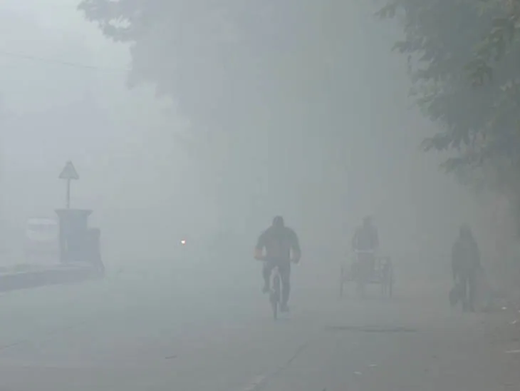 पश्चिम बंगाल: कोलकाता में तापमान में गिरावट दर्ज की गई। सड़क पर कोहरा छाया रहा।