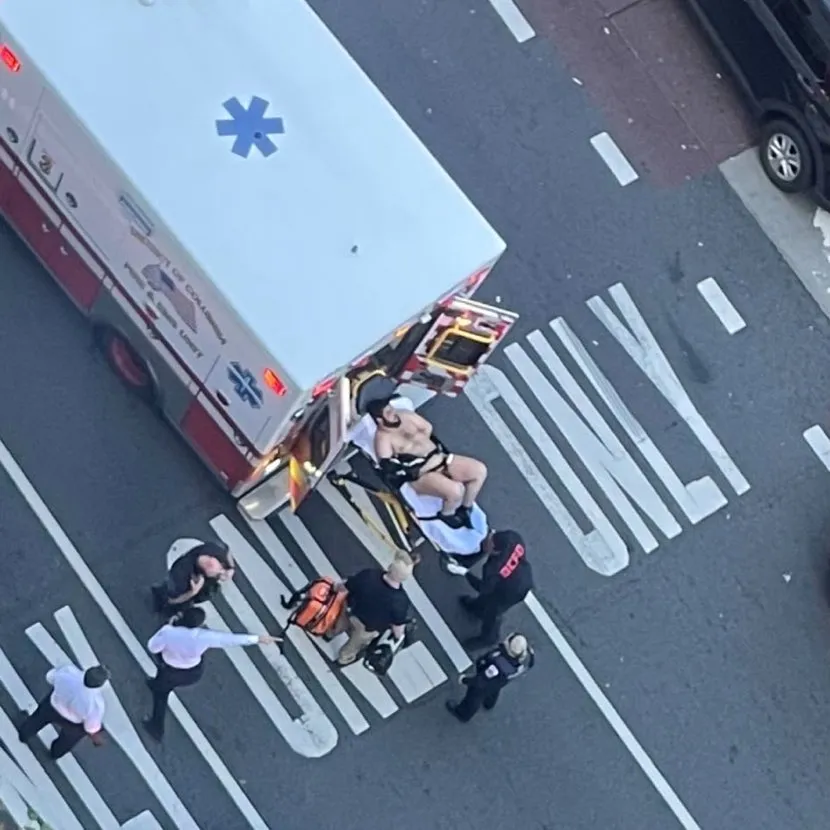 संदिग्ध हमलावर भी पुलिस की गोलीबारी में घायल हो गया। उसे हॉस्पिटल ले जाया गया।