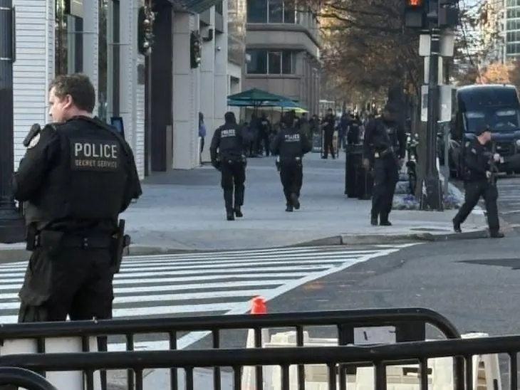 फायरिंग के बाद यूएस सीक्रेट सर्विस, एटीएफ और जॉइंट डीसी टास्क फोर्स मौके पर पहुंची।