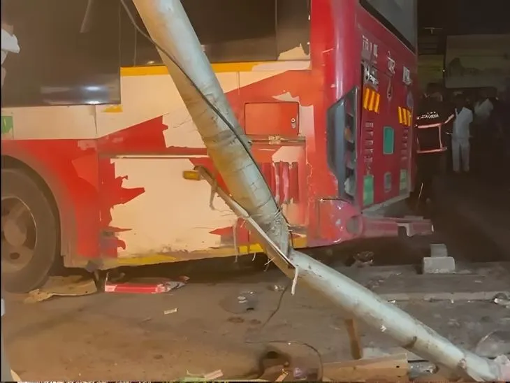 टक्कर इतनी भीषण थी कि सड़क पर लगा बिजली का खंभा भी टेढ़ा हो गया।