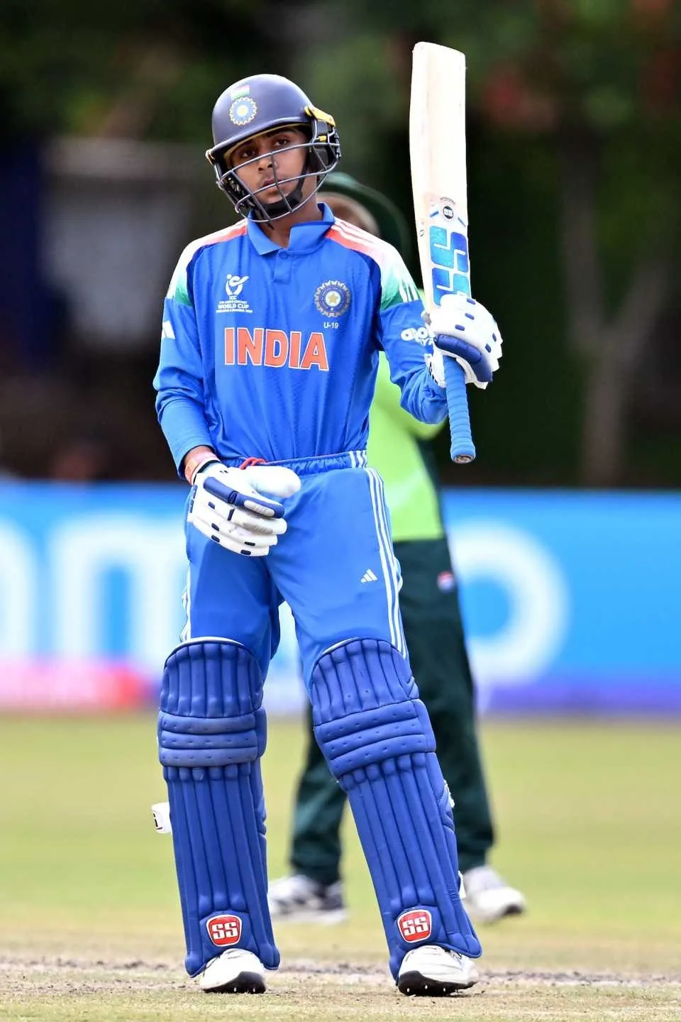 वेदांत त्रिवेदी पाकिस्तानी स्पिनर मोमिन कमर की गेंद आउट हुए।