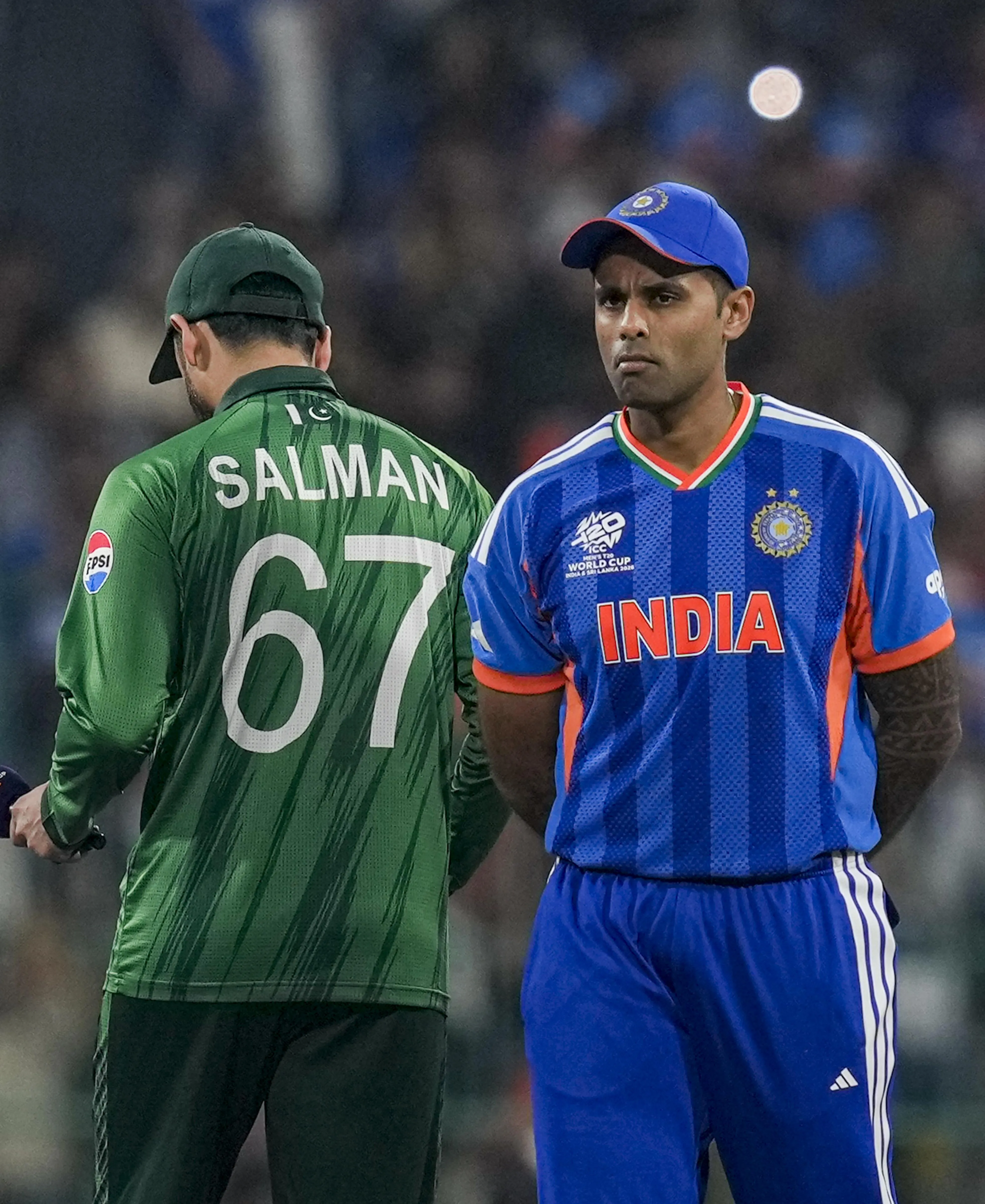 टॉस के दौरान दोनों कप्तानों ने हाथ नहीं मिलाया।