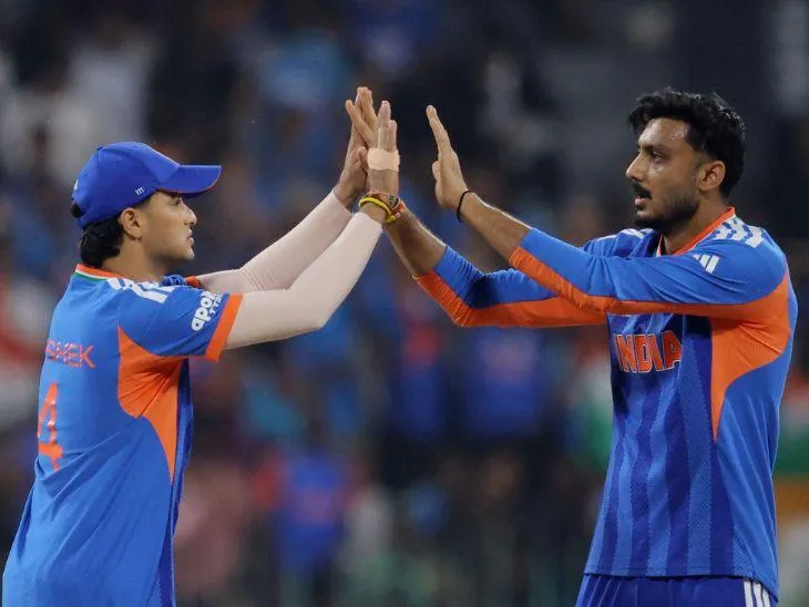 बाबर का विकेट सेलिब्रेट करते अक्षर और अभिषेक।