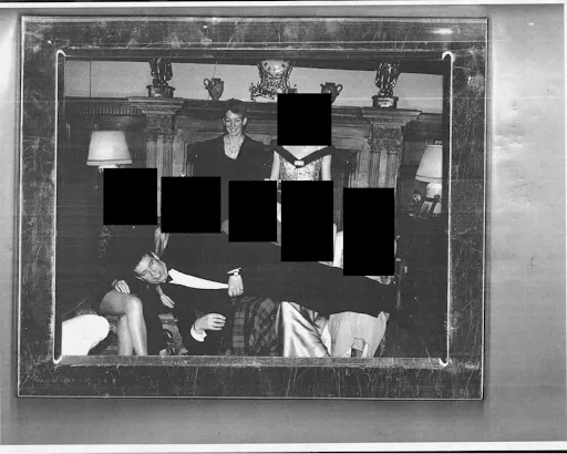 जेफ्री एपस्टीन की ये तस्वीर जस्टिस डिपार्टमेंट ने दिंसबर 2025 में जारी की थी। इसमें वे 5 महिलाओं की गोद में लेटे हुए हैं।