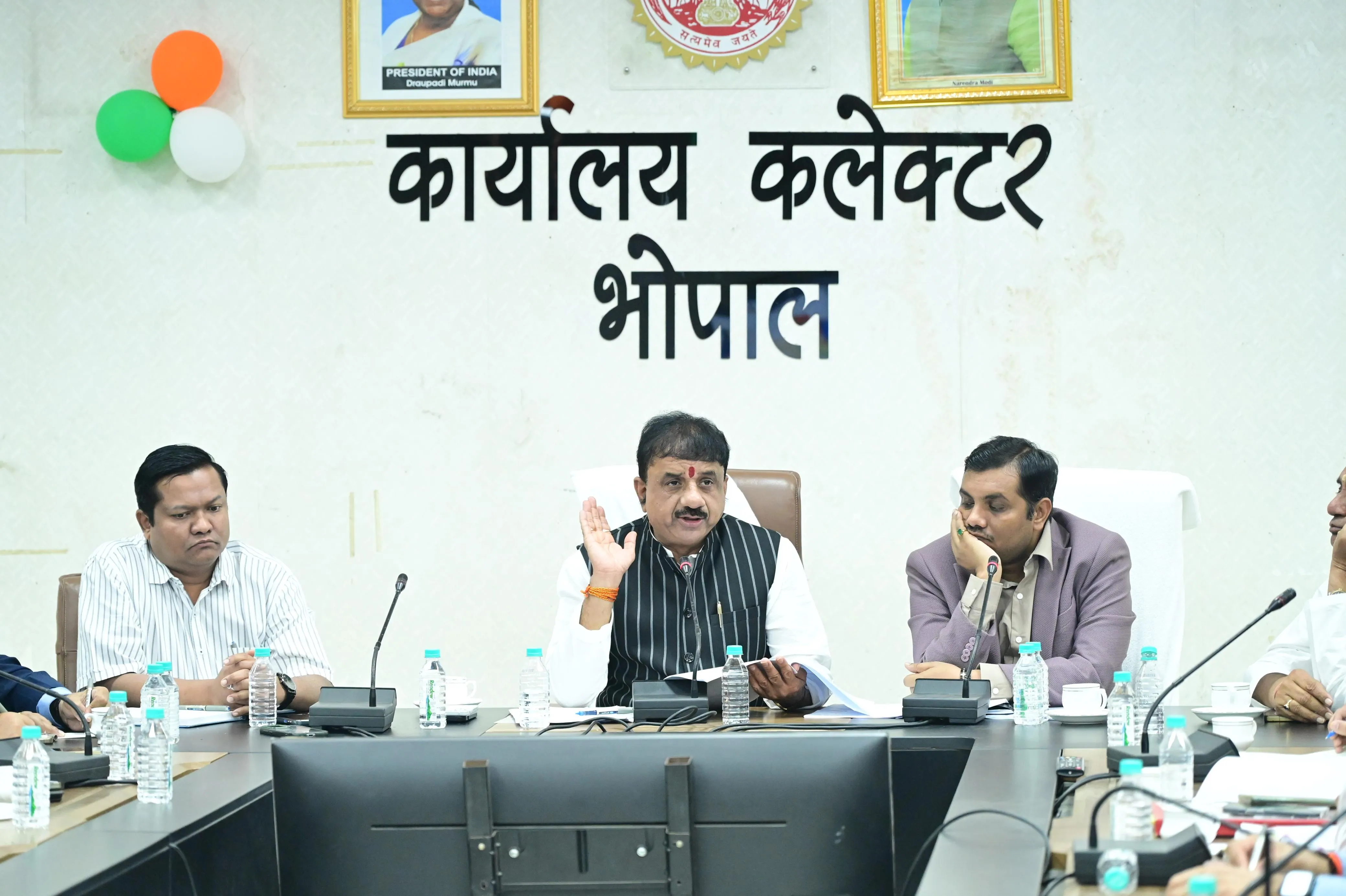 सांसद आलोक शर्मा ने दो दिन पहले ही अफसरों की बैठक लेकर बड़ा तालाब के अतिक्रमण को लेकर आपत्ति दर्ज कराई थी।