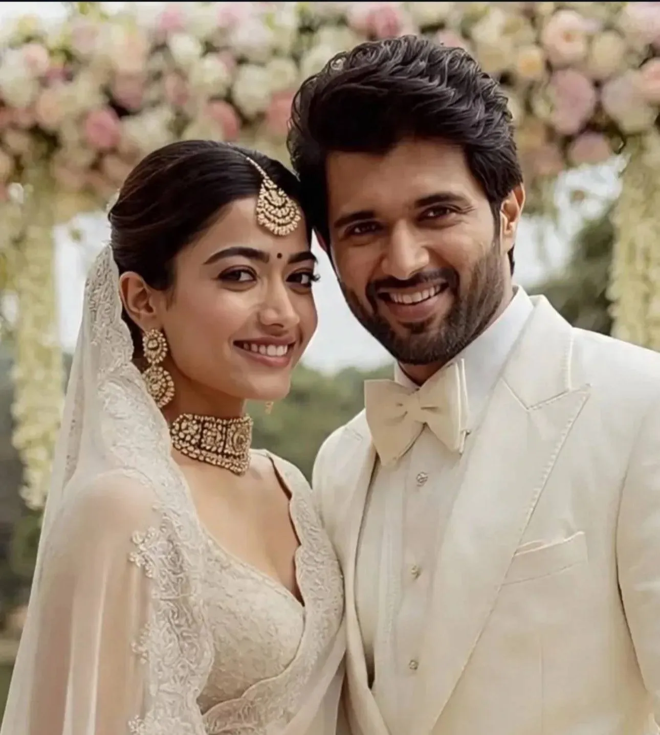 विजय देवरकोंडा और रश्मिका मंदाना दोनों साउथ फिल्म इंडस्ट्री के स्टार है। रश्मिका ने बॉलीवुड में भी कई हिट फिल्म दी हैं।