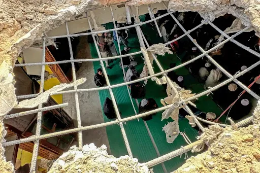 पाकिस्तान के खैबर पख्तूनख्वा में लड़ाई के दौरान एक मस्जिद क्षतिग्रस्त हो गई।