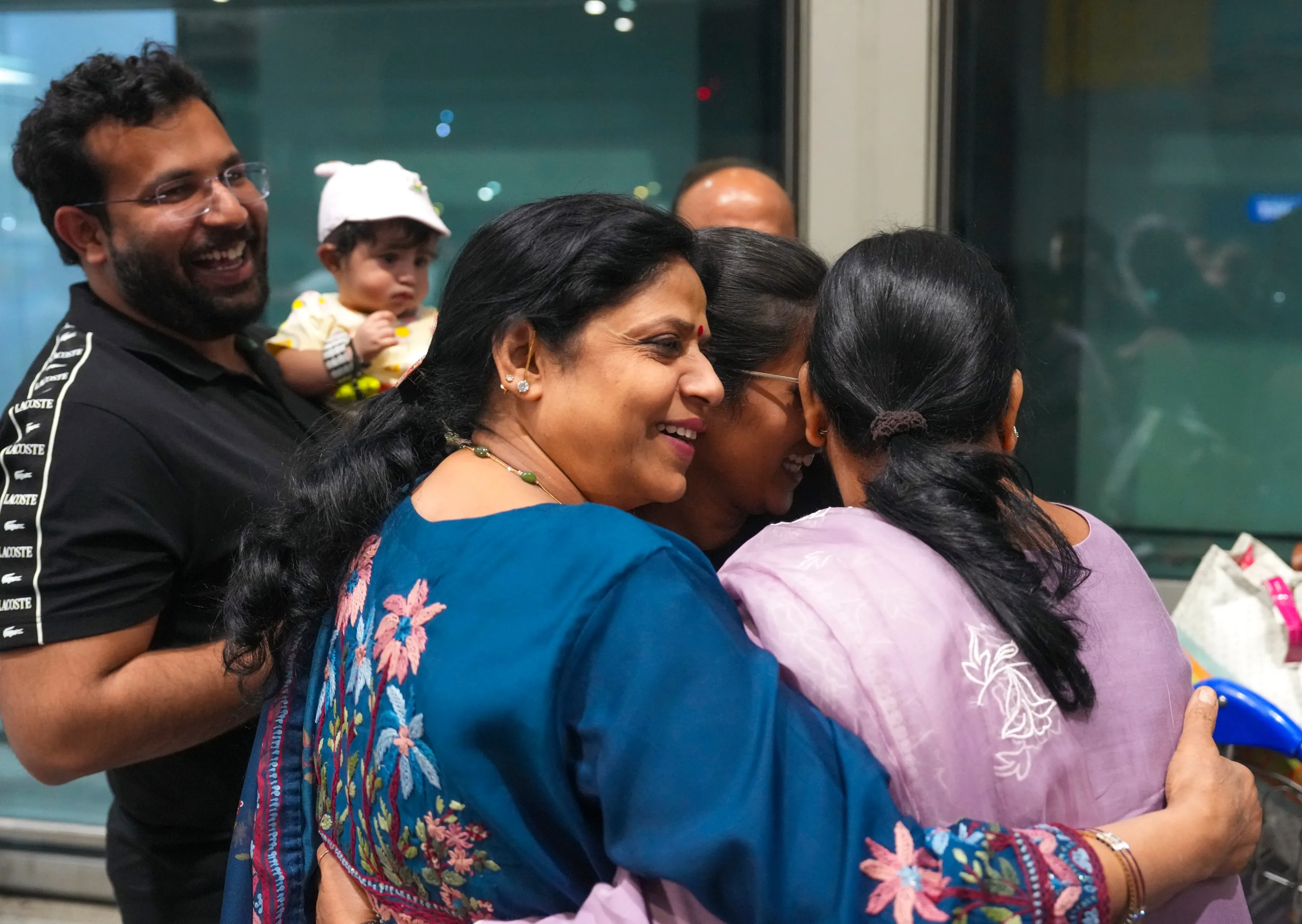 अबू धाबी से आए अपने लोगों को मिलकर खुश होता एक परिवार।